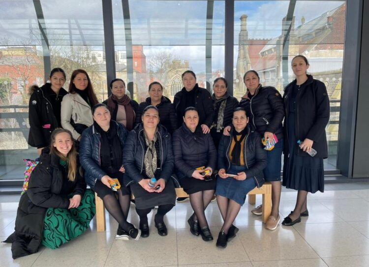 Olivia Race, Oldham Coliseum & Maria Palmai, KaskoSan, at Oldham Library with Roma Ladies, Roma Connections 1